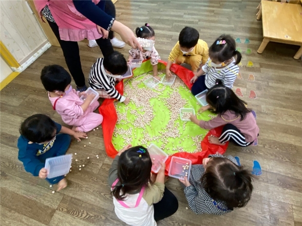 편백나무를 활용한 교육활동 모습