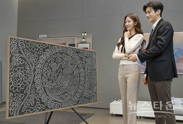 ▲ 삼성전자 모델이 서울 논현동에 위치한 삼성 디지털프라자 강남본점에서 더 프레임 TV를 통해 리움미술관 작품들을 소개하고 있다.