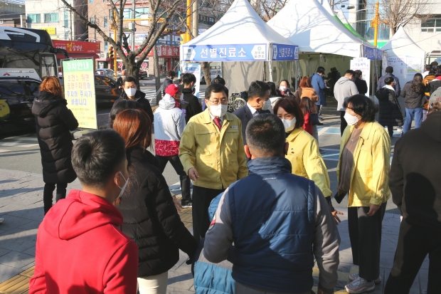 주낙영 경주시장이 15일 오후 경주시 보건소에 마련된 선별진료소를 찾아 시민들을 대화를 나누고 있다