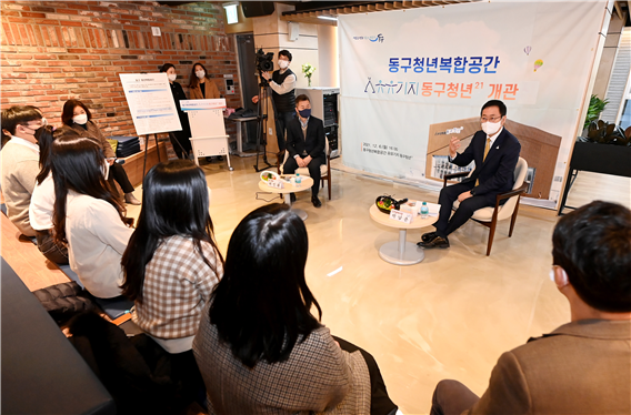 박남춘 인천광역시장이 지난 6일 동구 유유기지에서 열린 '동구청년복합공간 유유기지 동구청년21 개관식'에서 청년들과 이야기를 나누고 있다.