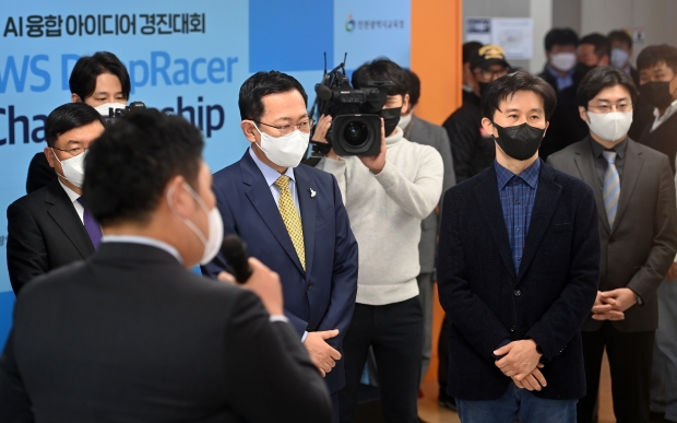 박남춘 인천광역시장이 21일 미추홀타워 '인천AI혁신센터'에서 현황 등을 설명받고 있다.
