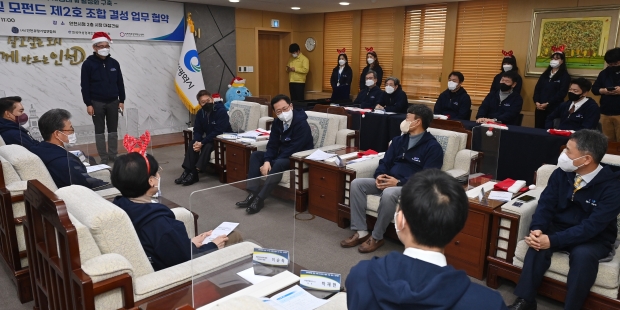 박남춘 인천광역시장이 24일 시청 대접견실에서 열린 '벤처캐피탈 현판 수여 및 모펀드 제2호 조합 결성 업무 협약식'에 앞서 간담회를 하고 있다.