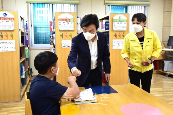 어린이도서관을 방문하고 있는 조규일 진주시장