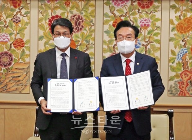 청양군의회와 청양군이 12월 30일 오전 지방의회 인사권 독립의 안정적 정착과 효율적인 인사 협력체계 구축을 위해 업무협약을 체결했다. 사진)좌측부터 김돈곤 청양군수, 최의환 청양군의회 의장