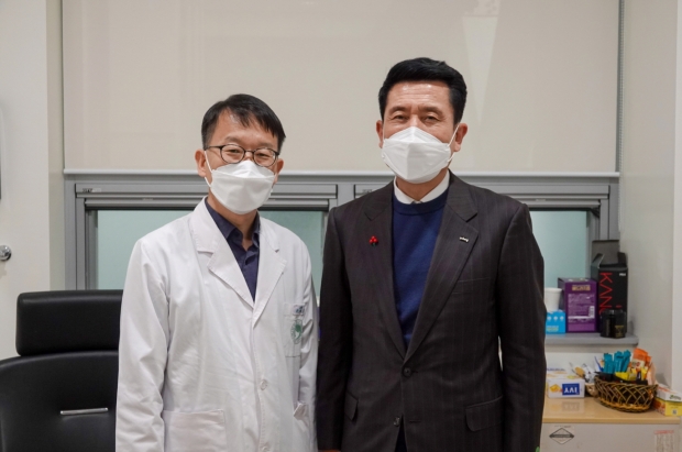 (왼쪽부터) 강재명 감염병대응본부장과 이강덕 포항시장