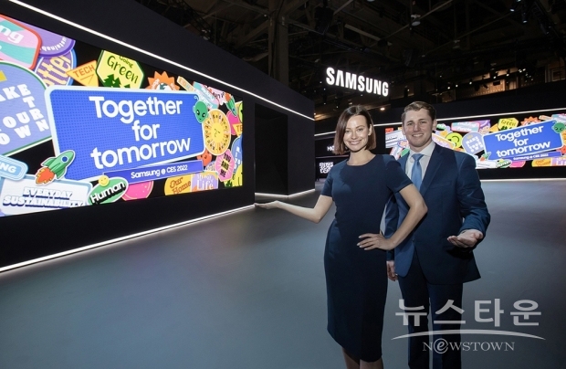 CES 2022가 열리는 미국 라스베이거스 컨벤션 센터의 삼성전자 전시관에서 삼성전자 모델이 16m와 8m에 달하는 2개의 LED 사이니지 월을 이용한 ‘쇼윈도(Show Window)’ 콘셉트의 미디어 월을 선보이고 있다./사진 : 삼성전자