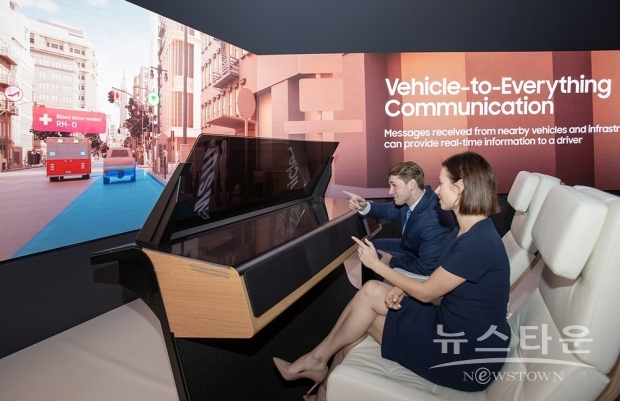 CES 2022가 열리는 미국 라스베이거스 컨벤션 센터의 삼성전자 전시관에서 삼성전자 모델이 AR 기반의 미래 차량 운전 경험을 체험하고 있다./사진 : 삼성전자