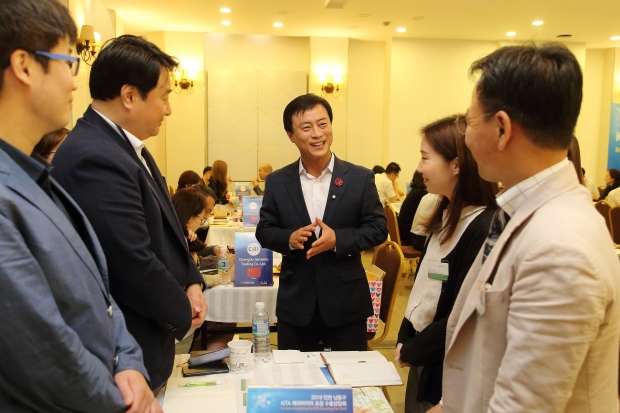 지난 2019년 9월 남동구 KITA 해외바잉어 초청 간담에서 이강호 남동구청장이 바이어와 환담을 나누고 있다.