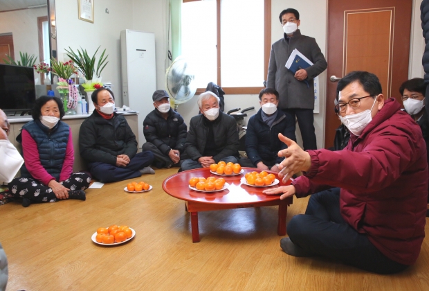 주낙영 경주시장이 13일 강동면 단구2리 마을회관에서 어르신들에게 행복택시에 대해 설명하고 있다