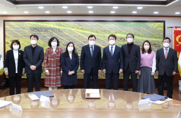 경주시가 12일 시청 대외협력실에서 제4기 ‘경주시 마을세무사’ 9명을 위촉하고 기념촬영을 하고 있다