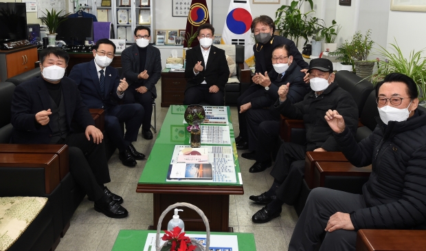 박남춘 인천광역시장이 17일 계양구의회에서 구의원들과 간담회를 마치고 기념촬영을 하고 있다.