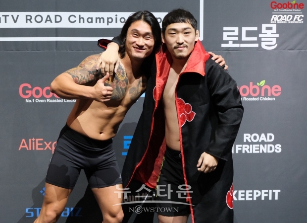 사진 촬영하는 설영호와 우치하 송