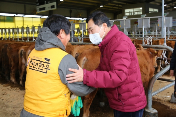 주낙영 경주시장이 24일 아침 불국동 소재 경주가축시장을 방문해 축산농가와 관계자들을 격려하고 있다