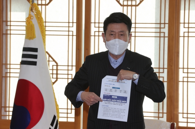 이강덕 포항시장이 원로들에게 설명을 하고 있는 모습