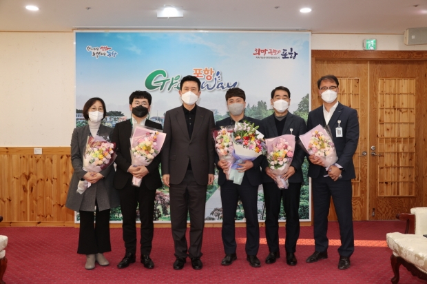 (좌측부터) 김춘희 주무관, 조성환 경관농업팀장,                이강덕 포항시장, 최창열 주무관, 최재준 공동주택팀장, 김홍식 기업SOS팀장