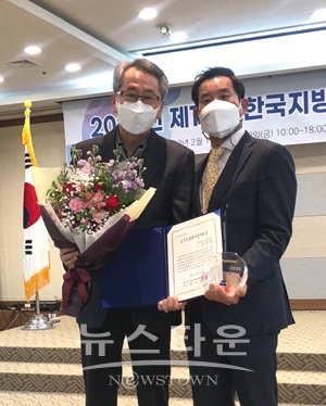 한국지방자치학회로부터 ‘고주상’을 수상한 선문대 권경득 교수(좌), 박기관 학회장(우)