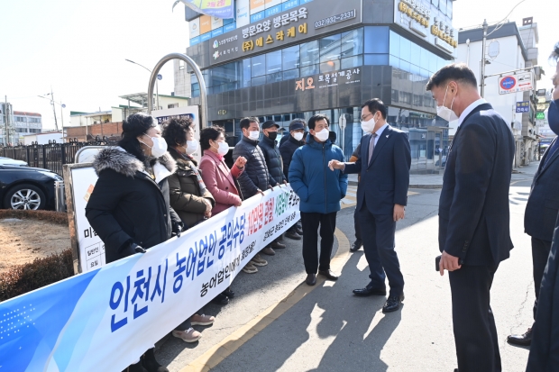 박남춘 인천광역시장이 22일 강화군청을 방문해 군민들과 인사하고 있다.