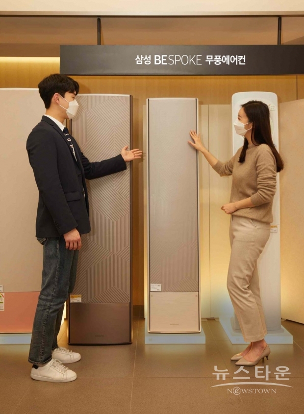 삼성 디지털프라자 강남본점에서 삼성전자 모델이 2022년형 ‘비스포크 무풍에어컨 갤러리’를 소개하고 있다.
