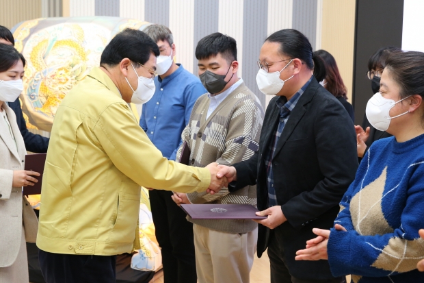2일 경주시청 대회의실에서 열린 ‘문화예술 활성화 사업’ 청년 문화활동가 발대식에서 주낙영 경주시장이 위촉장을 전달하고 있다.