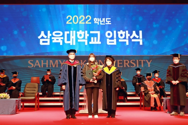 왼쪽부터 김일목 총장, 학생대표 이영인 학생(간호학과 수석), 오복자 간호대학장