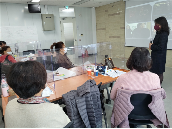 인천고령사회대응센터가 지난해 마련한 ‘50+인생캠프’ 선배시민        교육 프로그램에 참여한 시민들이 강연을 듣고 있다.