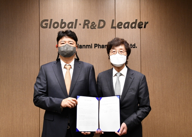 한미약품 권세창 대표(오른쪽)와 PHC 최인환 대표가 MOU 체결 후 기념촬영을 하고 있다