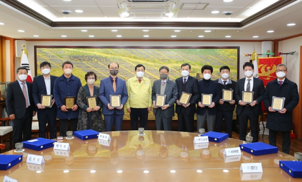 경주시가 지난 3일 납세자의 날을 맞아 지방재정확충기여자 10명에게 감사패를 전달하고 기념촬영을 하고 있다