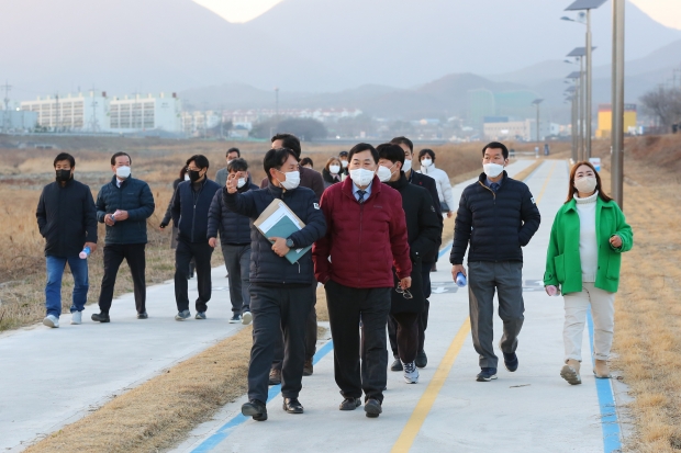 주낙영 경주시장이 안강 칠평천 생태하천 조성사업 현장을 둘러보고 있다