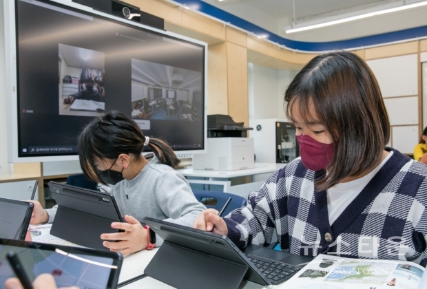경기 수원 연무초등학교 삼성 스마트스쿨에서 갤럭시 탭, 삼성 플립 등 IT기기를 활용해 수업하는 모습 /사진 : 삼성전자
