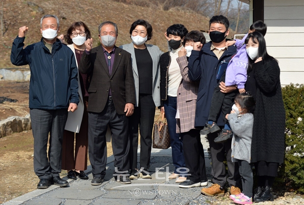 이혜훈 전 의원이 지난 3월 21일 제천시 금성면에 위치한 큰댁의 작은오빠집을 방문해 사촌 오빠들과 일가친척들이 모여 그동안의 소식을 주고받았다.