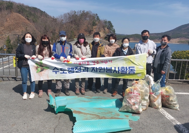 경주시 맑은물사업본부 수도행정과 직원들로 구성된 ‘자원봉사단’이 27일 덕동댐 주변에서 자연정화 활동을 실시하고 기념촬영을 하고 있다