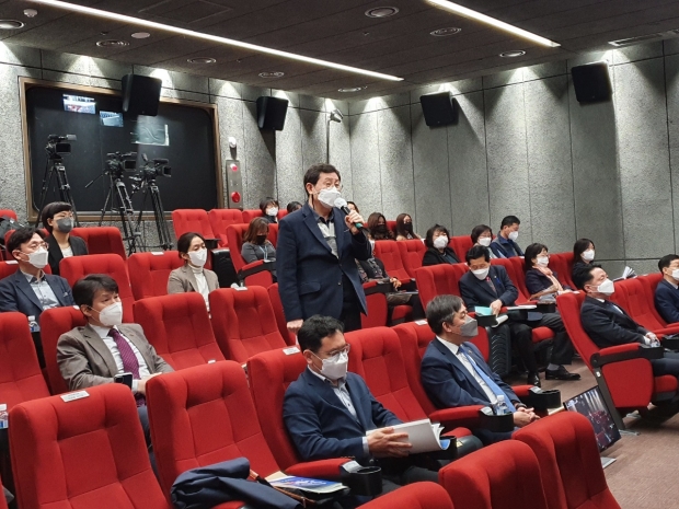 김진학 커뮤니티홈 시설장이 의견 발표를 하고 있다