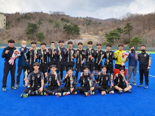 2022전국춘계남여하키대회 아산고 하키부 우승을 이룰 왼쪽 이성진감독과 선수들