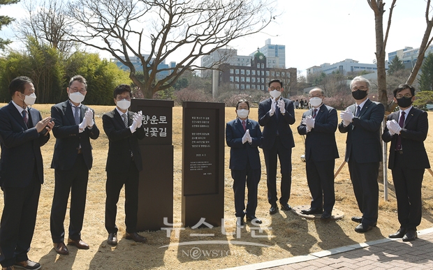 ㈜상훈유통 이현옥 회장에 대한 고마움을 표하고 그 숭고한 뜻을 기리고자 순천향대의 대표 명소인 벚꽃길을 ‘향운(香雲)로 벚꽃길’로 명명하는 현판 제막식이 거행됐다.