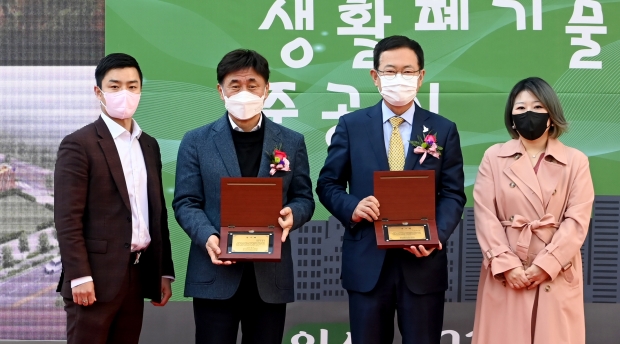 박남춘 인천광역시장이 1일 연수구 송도 6,8공구 생활폐기물 자동집하 시설공사 준공식에서 주민들로부터 감사패를 받고 있다.