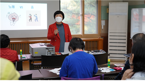 인천장애인권익옹호기관 장정륜 강사가 지난달 30일 노틀담복지관 이용 장애인을 대상으로 인권 강의를 진행하고 있다.