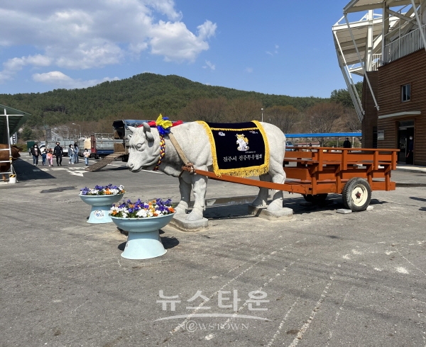 진주전통소싸움경기장에 설치된 소 석상