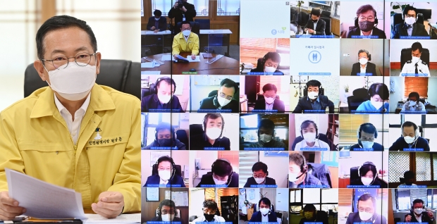 박남춘 인천광역시장이 7일 시청 접견실에서 비대면 영상회의로 열린 '4월 실·국장회의'에서 실·국장들과 주요 시정현안을 논의하고 있다.