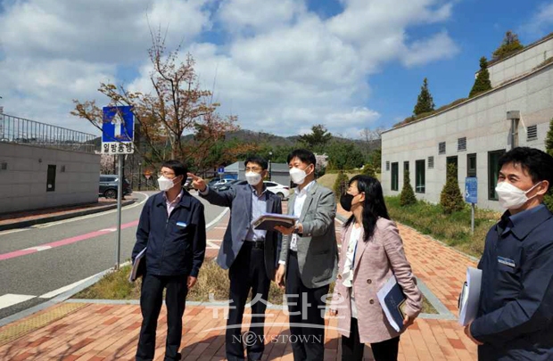 이태규 아산부시장이 주요 사업장 현장점검 일환으로 지난 4월 11일 아산시 공설봉안당을 방문했다. 이 부시장은 봉안당 운영의 애로사항을 점검하고 봉안당을 찾는 시민들의 의견을 청취하는 시간을 가졌다.
