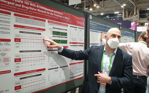 2022 미국 암연구학회 연례학술회의(AACR Annual Meeting) 포스터 발표세션 현장에서  브릿지바이오테라퓨틱스 관계자가 BBT-207 전임상 데이터 관련 내용을 설명하고 있다.