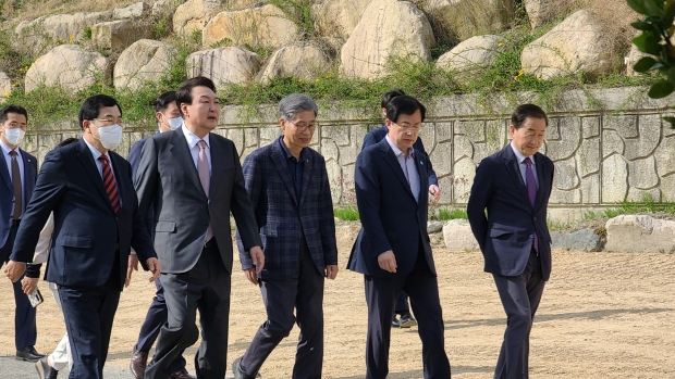 주낙영 경주시장(왼쪽 첫번째), 서악고분길 가는 도중 윤석열 대통령 당선인과 담소를 나누고 있다