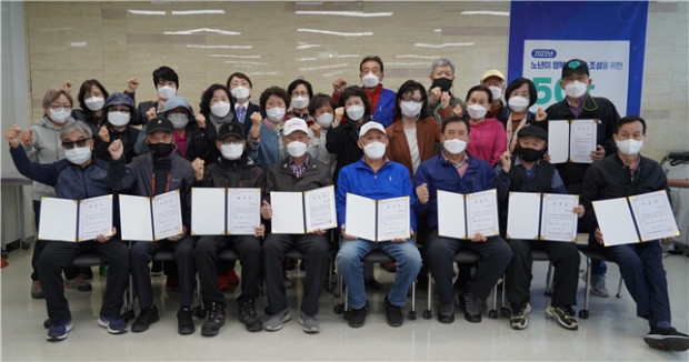 인천고령사회대응센터는 지난 15일 고령센터 대회의실에서 ‘고령친화 모니터링단’ 발대식을 열고 기념촬영을 하고 있다.