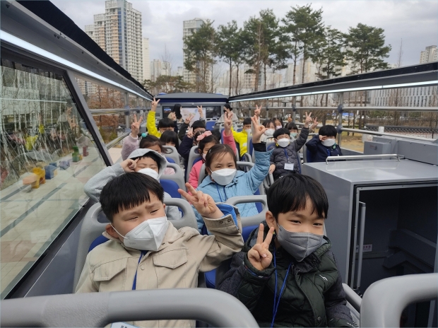 시티투어 버스에 탑승한 어린이들