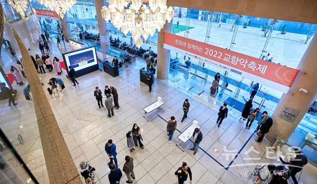 '한화와 함께하는 2022 교향악축제' 공연 관람을 위해 서울 예술의전당 콘서트홀을 찾은 관람객들의 모습