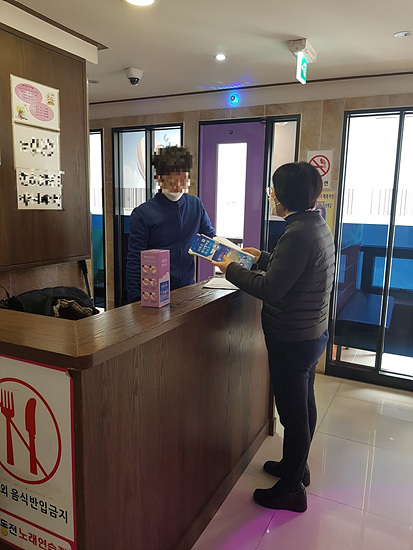 2일 실외 마스크 착용은 해제되었으나 실내에서는 마스크를 계속 착용해야 한다(사진=창원시)