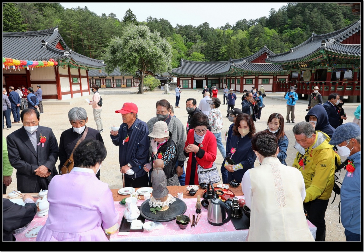 ‘백담사’ 부처님오신날 법요식