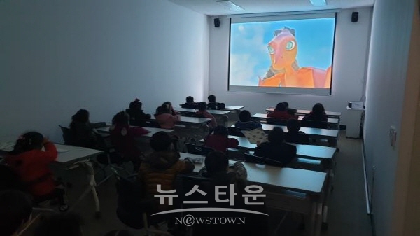 애니메이션 '에나 날다'를 관람하고 있는 유아들