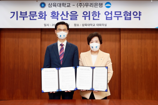 왼쪽부터 삼육대 김일목 총장, 우리은행 송현주 부행장.