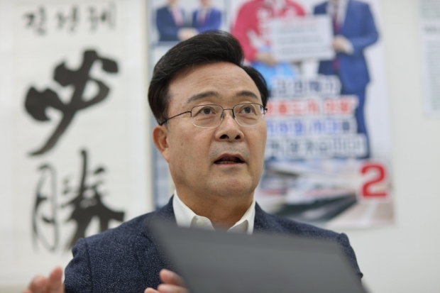 김성제 국민의힘 의왕시장 후보 교육관련 5호공약을 설명하고 있다.