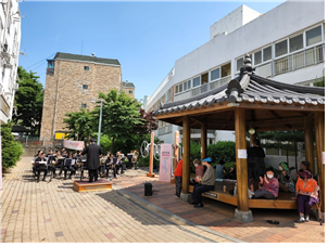 5월 12일 괭이부리마을 보금자리아파트에서 웨스트 앙상블이 콘서트를 진행하고 있다.